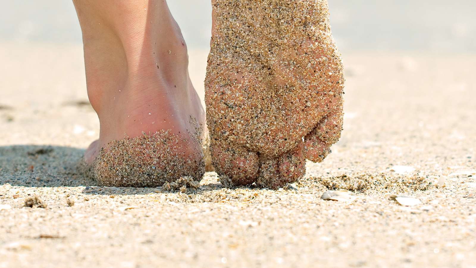 Ножки и горячий песок